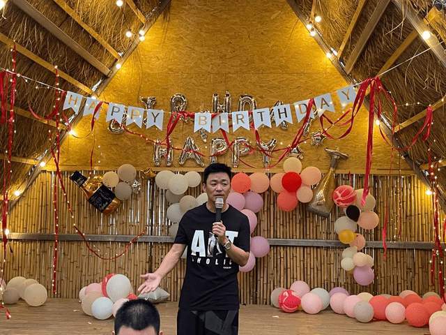 王宝强茅草屋举办生日派对 冯清不在现场 马蓉一瓶化妆品7000 腾讯新闻