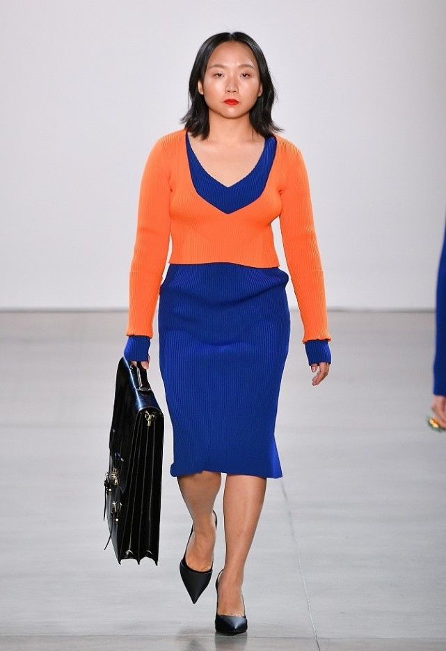 辣目洋子走t台,蓝色连衣裙配橘色针织衫,自信张扬气场全开!_腾讯新闻