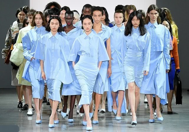 辣目洋子走t台蓝色连衣裙配橘色针织衫自信张扬气场全开