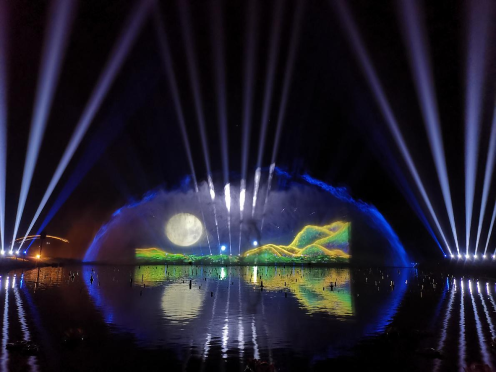 由白宝强导演的莲花湖圣莲华彩水水舞光影秀在达州莲花湖上演_腾讯新