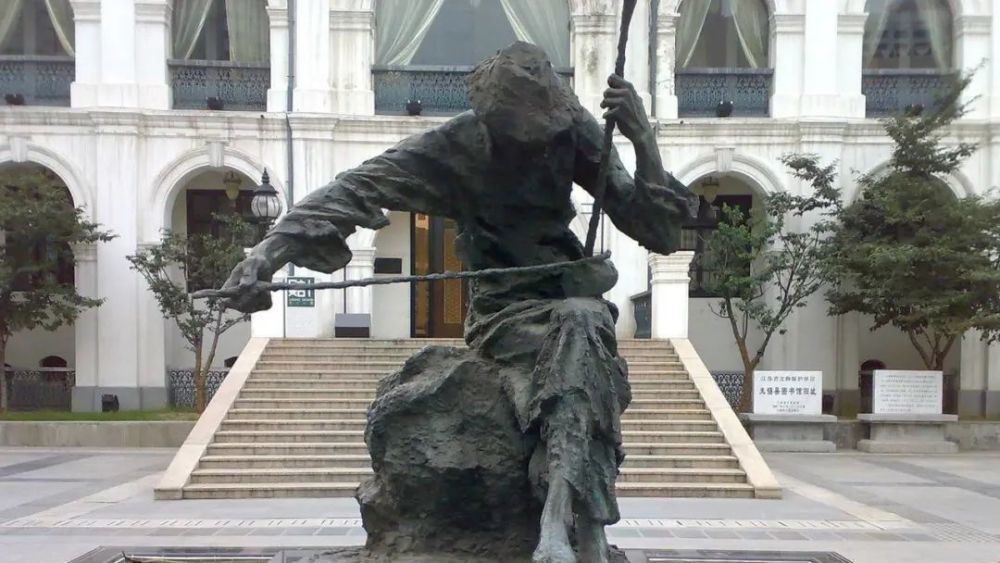 在二泉广场依然可以看到,由钱绍武先生创作的阿炳雕像,在细雨中静静