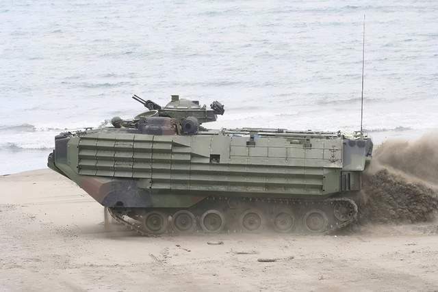 装甲作战装备,还是好几十年前从美国采购的aav-7a1型两栖装甲突击车