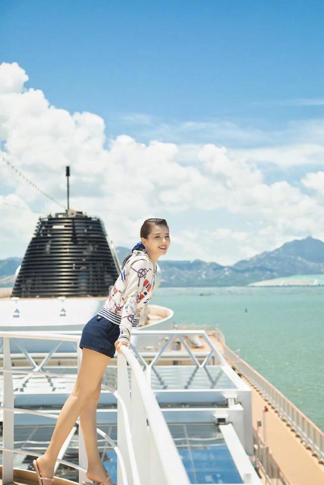 刘涛海边度假写真曝光一袭波点深v连衣裙丝带头绳慵懒随意
