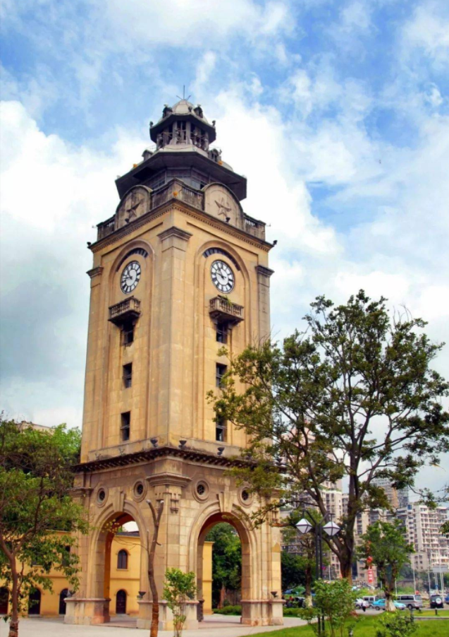 是万州标志性建筑它与上海海关钟楼齐名钟楼美轮美奂,八面玲珑这座