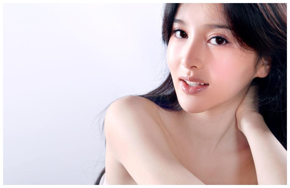 四川内江首富的彪悍人生:23岁辞职,身家620亿,迎娶漂亮小女星