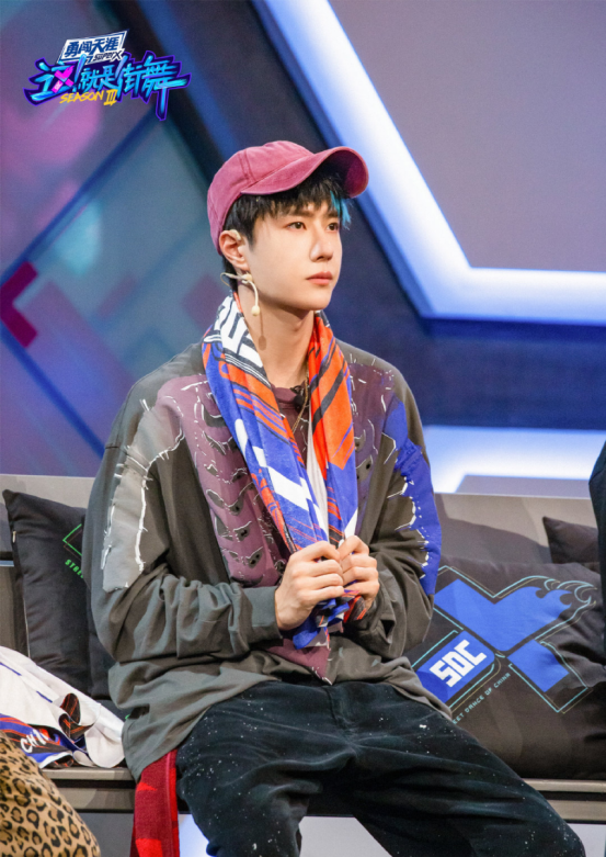 一博的这件卫衣是来自韩国的小众品牌99%is ,skull print sleeve 这件