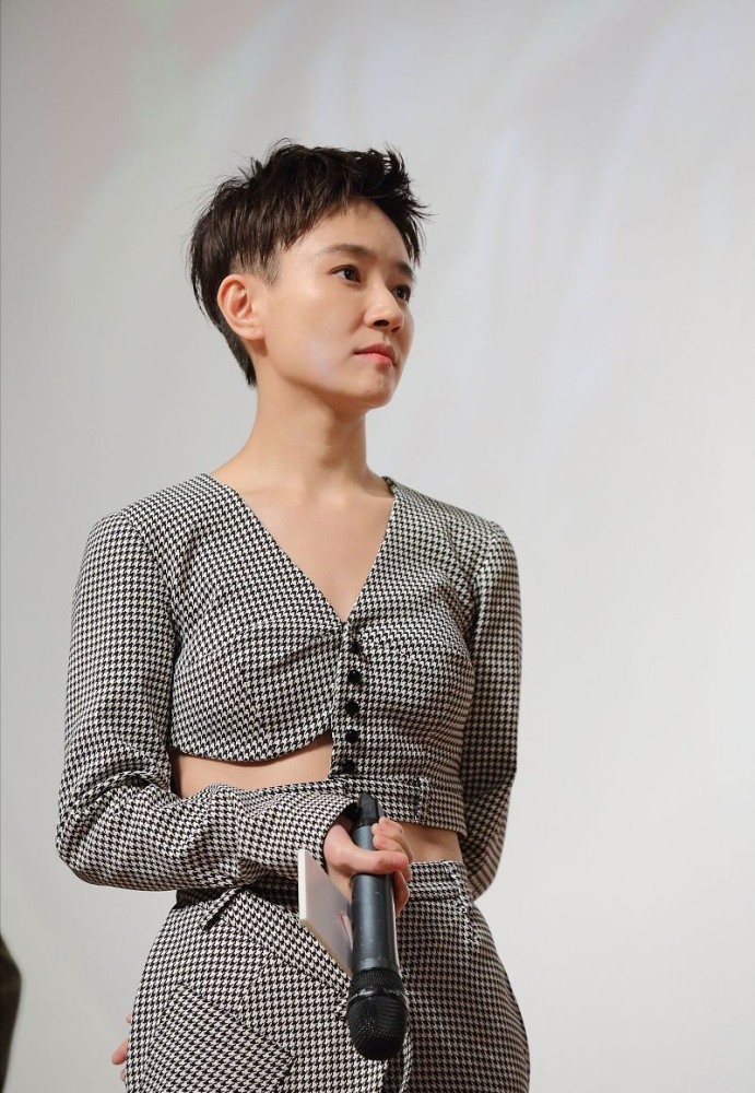 焦俊艳超短发特立独行淡妆好清纯可帅可媚的气质不一般