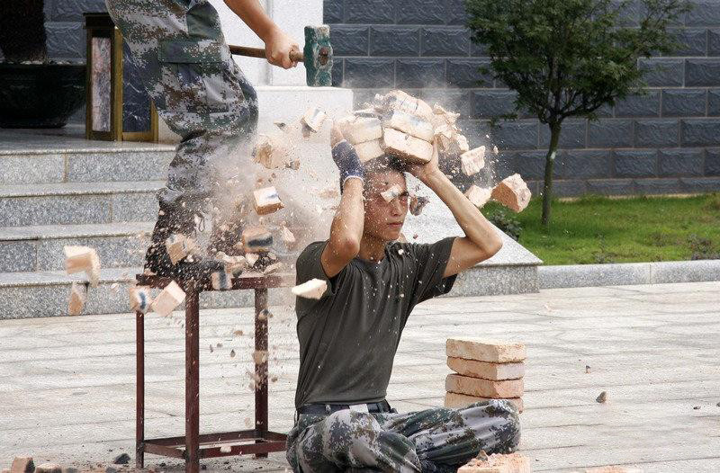 61岁大师"铁头劈砖"头破血流:喝了酒,影响发挥!