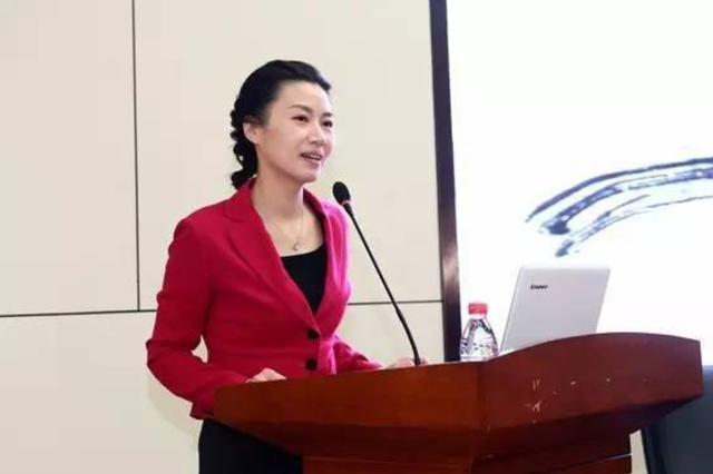 美女教授杨雨我和李清照相似好酒好赌还好色