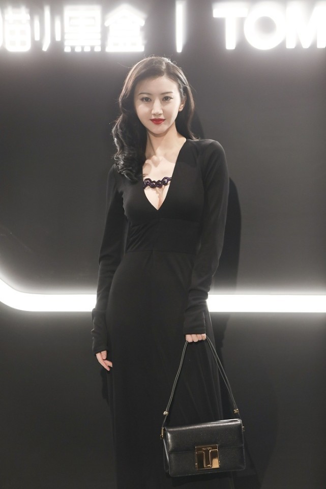 景甜的领子开得有点大,中间加个链子也没藏住身材,反而更撩人