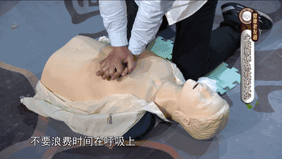 随车医生,正在进行"心肺复苏",一旁的女子,痛哭不已.