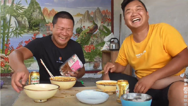 自拍小团队连杰和张乔两人是发小饭量惊人最温馨小团队