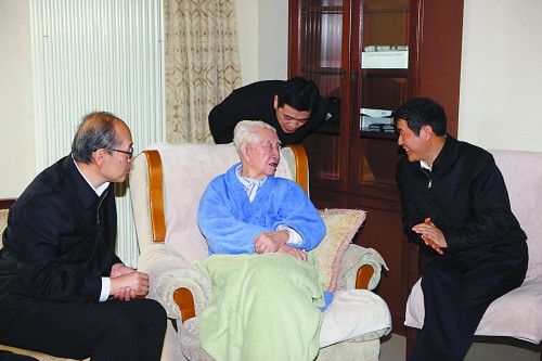 2013年10月10日20时,最高人民法院原院长郑天翔同志在北京逝世,享年99