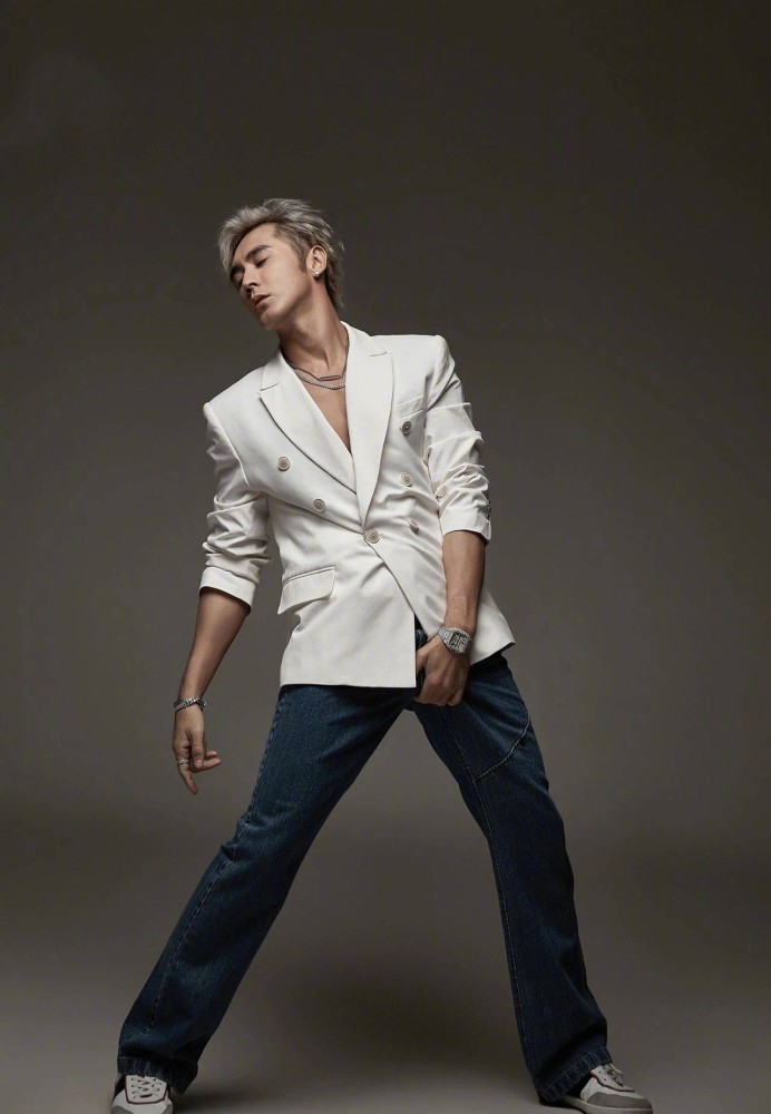 钟丽缇晒900万豪车出道近30年积蓄丰厚张伦硕有压力了