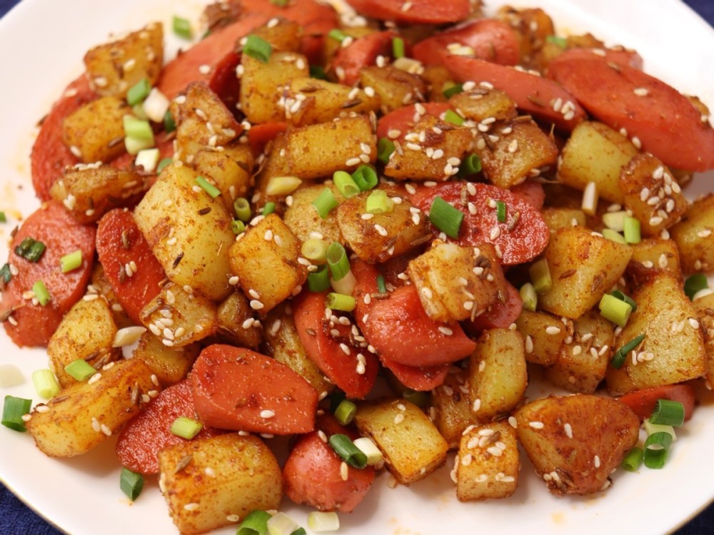 香辣过瘾的孜然土豆火腿肠浓郁的烧烤风味下饭又解馋