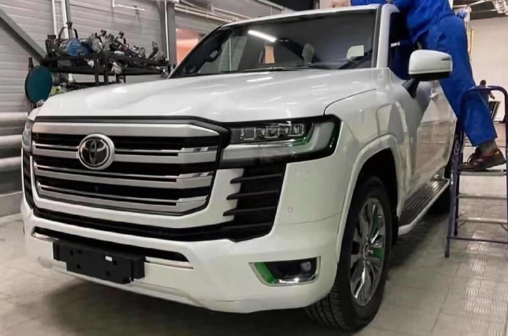 21款全新丰田陆巡现身大连港35t6缸油混会官方引进国内吗