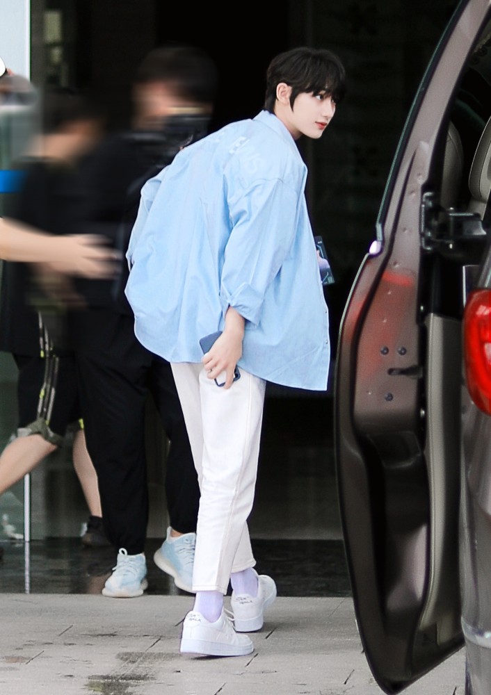 丁程鑫复工录快本00小生饭拍照有大咖氛围感现场粉丝太热情