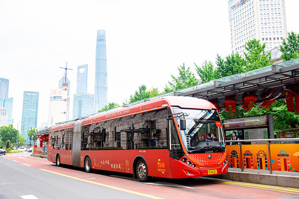 71路"中共一大"公交专列在上海开行,三大主题站台亮相