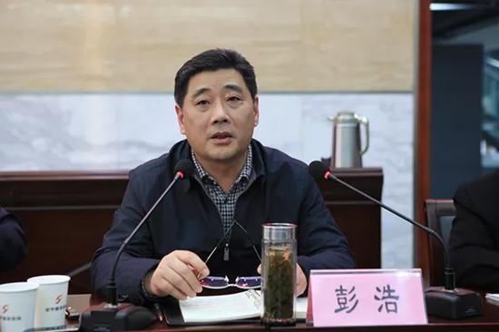 不打招呼随机走访复工复产企业彭浩和陈劲超的履历有许多相似之处.