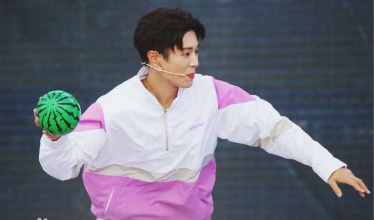 第三位和朱天天暧昧的男生,便是男子组合unine的成员李振宁.