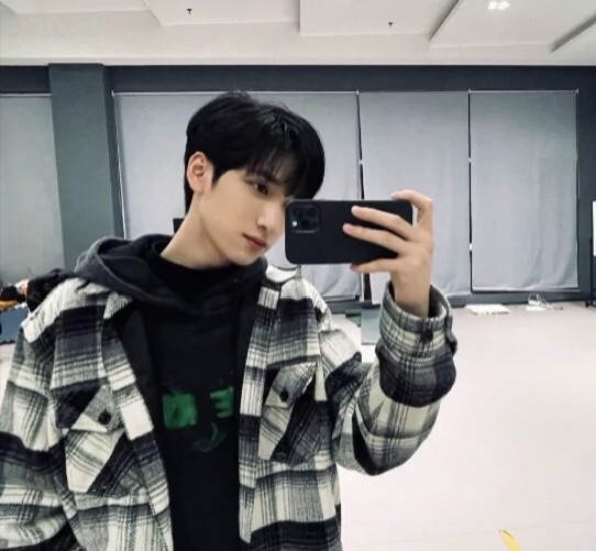 严浩翔对镜拍合集