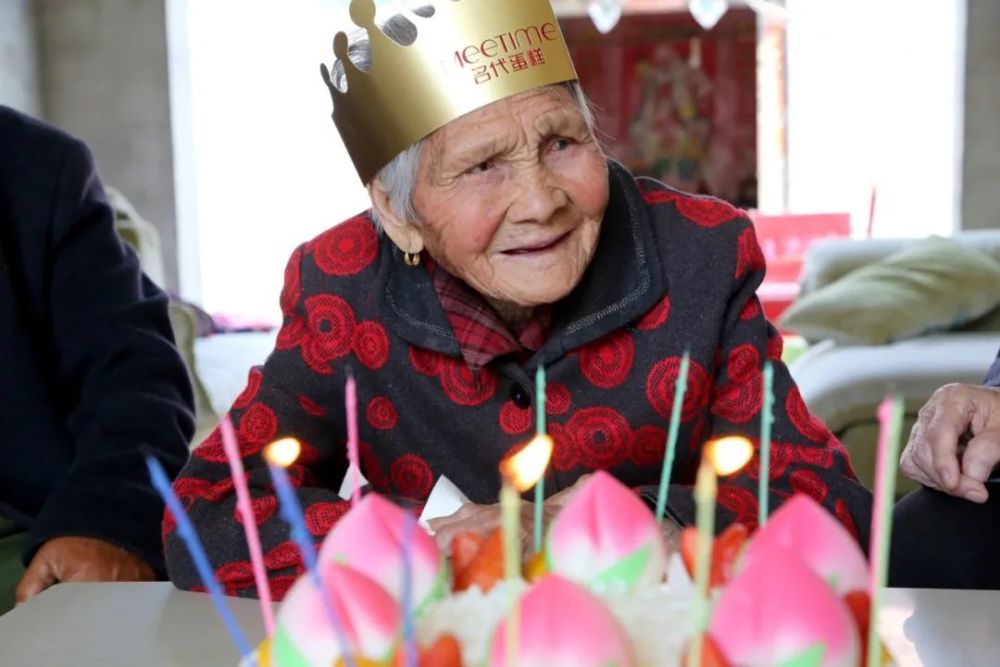 商丘112岁老人汪孙氏:"我现在享了几辈子没享过的福"_腾讯新闻