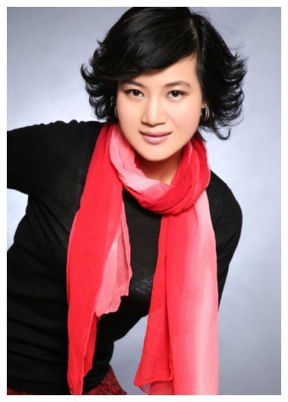 而今天,小编想带着大家细细了解一下央视主持才女徐珺.