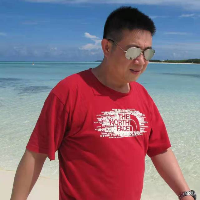 不少网友可能对袁刚这个名字不太熟悉,他毕业于中央戏剧学院导演系