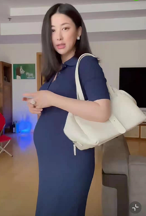 朱珠挺超大孕肚状态好,豪宅客厅罕曝光,电视柜摆放夫妻甜蜜合照