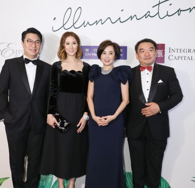 父亲是香港首富坐拥数千亿,母亲则是初代港姐,妻子还是著名模特