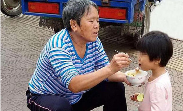 奶奶带孙子图片