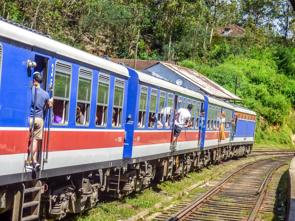 世界上最美高山火车线,斯里兰卡高山茶园火车,漫山遍野的茶园美不胜收