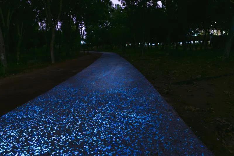 北京良乡大学城里有条荧光跑道,夜跑犹如漫游"星河"_腾讯新闻