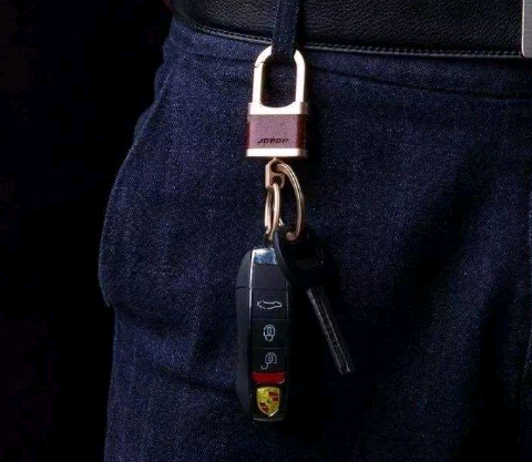 经常把车钥匙挂在自己身上的是什么人?网友直言:穷鬼一个