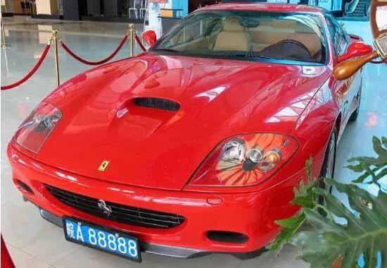 据说是车主是安徽万振房地产开发有限公司万玉康的儿子万振,不得不说