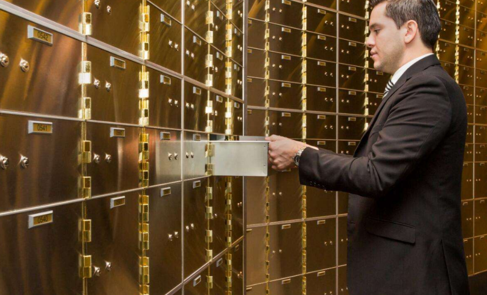 为啥说瑞士银行是"最安全的银行",看下它的金库在哪,就知道了