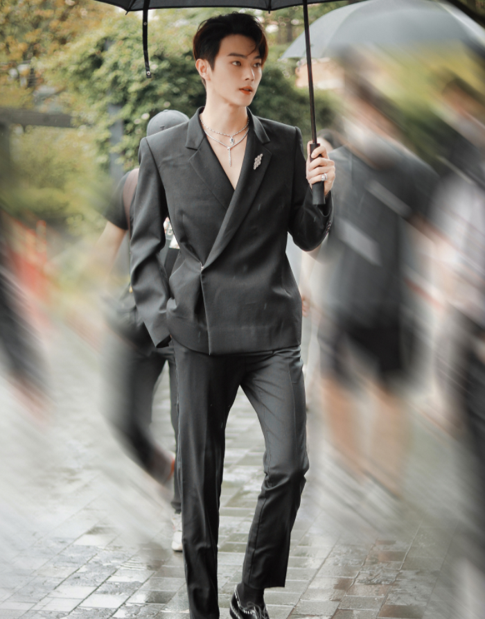 许凯现身三亚活动一组粉丝镜头照曝光深v大长腿绝了