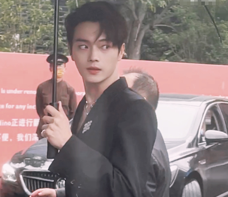 许凯眼神真的绝了,难怪主演的电视剧有这么好的口碑,帅气的长相和有