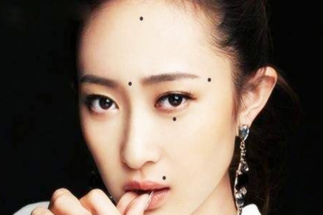 其实痣有很多种风格,像代表楚楚动人的"泪痣",代表妩媚动人的"美人痣"