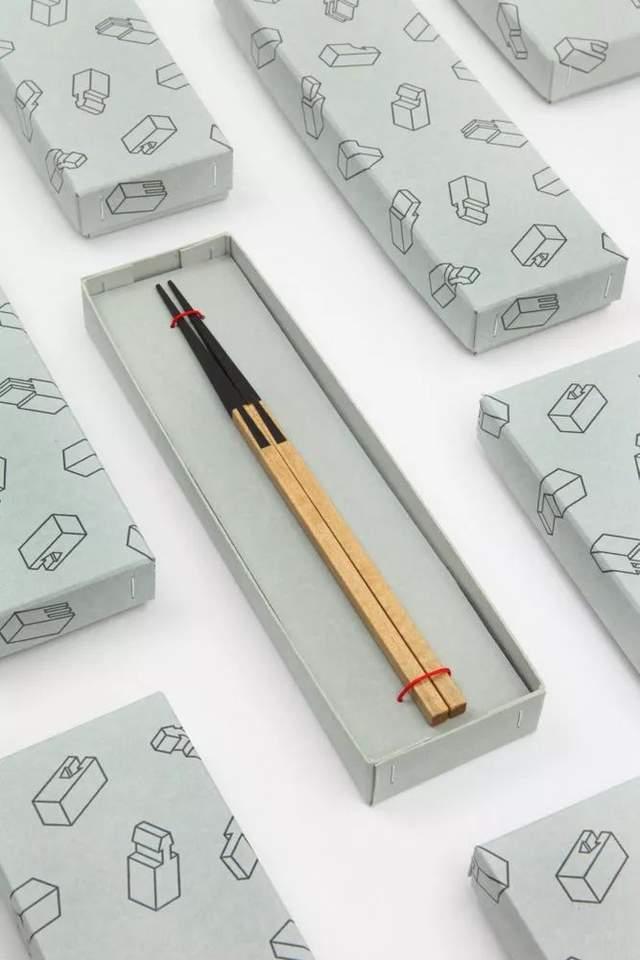 07在筷子上体现融合,品物创新的将西餐餐具进行结合,筷子在没有分开的