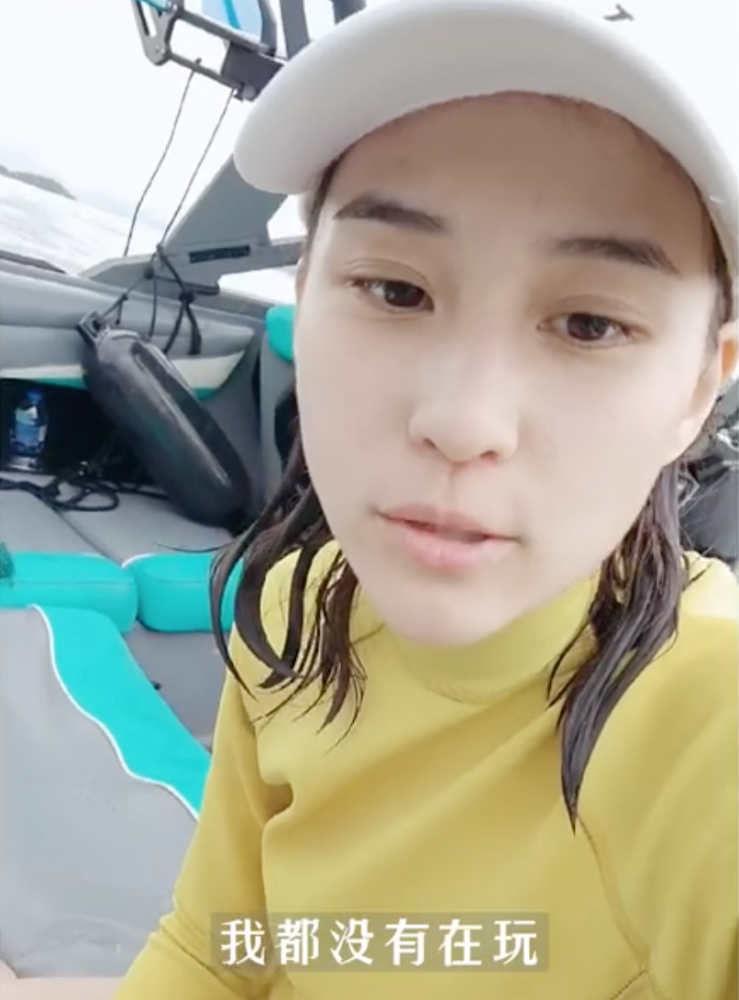 赌王千金何超莲冲浪 穿紧身泳衣露白皙皮肤 因失误多次摔进海里 全网搜