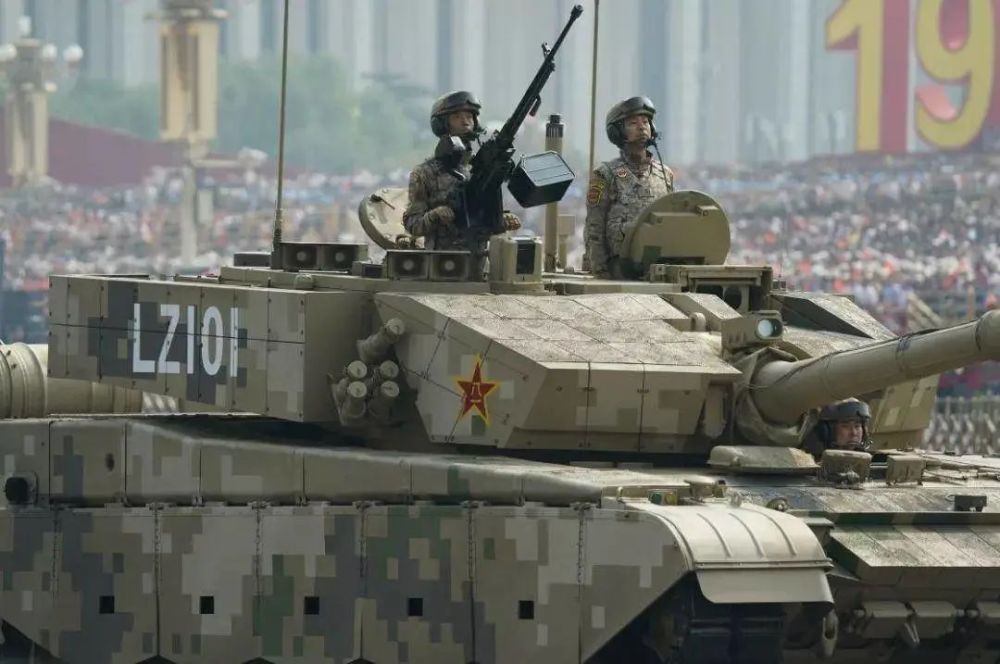 新疆军区15式坦克首次换上数码迷彩和高原山地完美融合