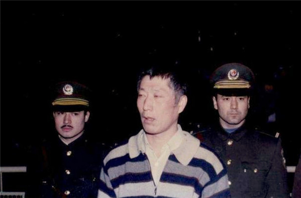 他被列为"中国头号悍匪",持枪杀害17人,却因一个女人放下了枪|白宝山