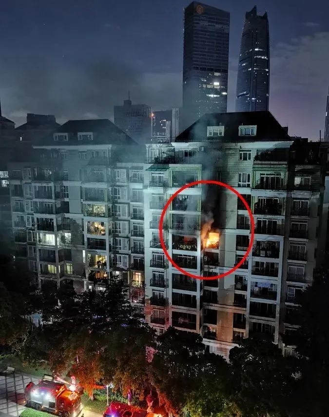 突发!东莞一高层突发火灾,有人被困!现场火光冲天!