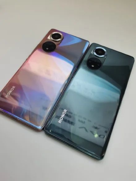 新机荣耀50系列机模上手照熟悉的药丸双摄挖孔