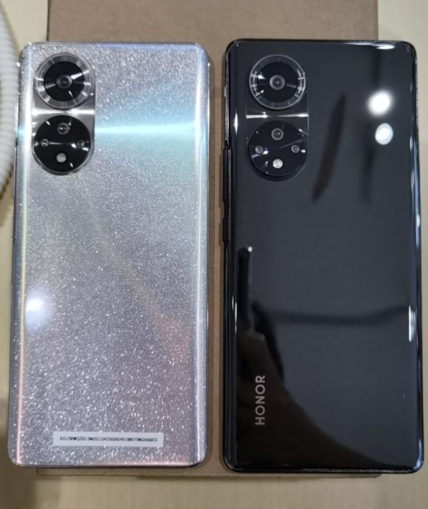 新机荣耀50系列机模上手照熟悉的药丸双摄挖孔