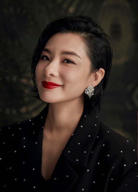 奥运冠军刘璇身穿黑色闪钻西装红唇黑发优雅大气