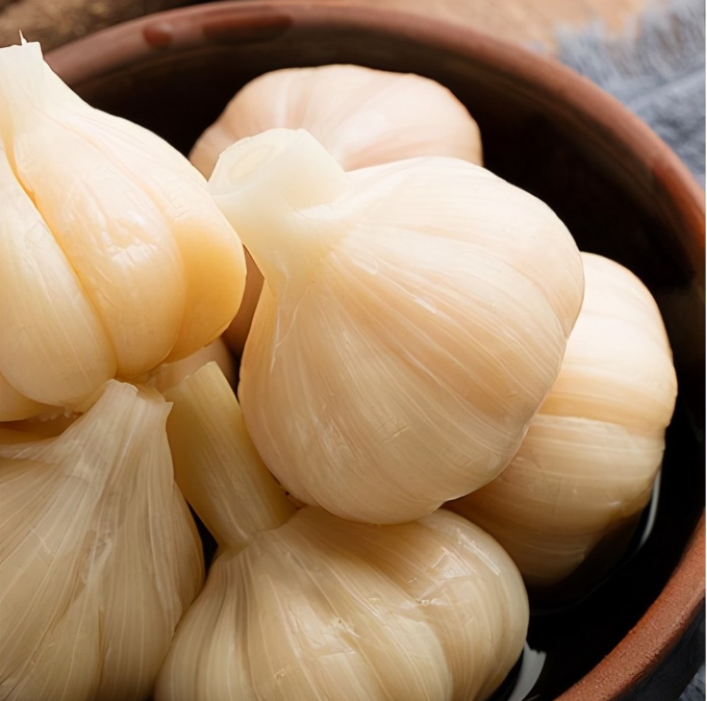 15年经验的大厨,腌糖蒜不加酱油不加水,酸甜爽脆,一年不坏不蔫_腾讯