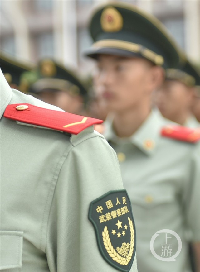 800名武警新兵授衔|武警|武警重庆总队|列兵