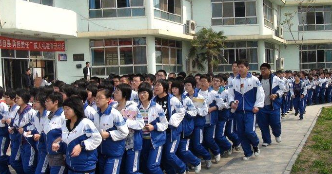 衡水中学高颜值升旗手走红气质不输当红爱豆真人却翻车